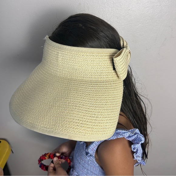 Elegant Cream Sun Hat with Bow - Picture 2 of 4